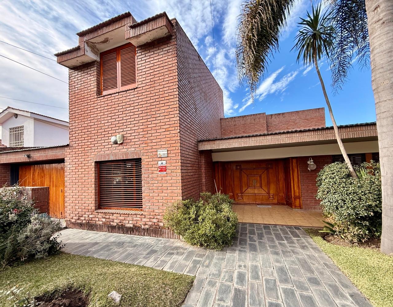 IMPORTANTE CASA CORPORATIVA EN ALQUILER | CERRO DE LAS ROSAS — foto 2 de 8